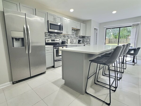 Kühlschrank, Mikrowelle, Ofen, Herdplatte