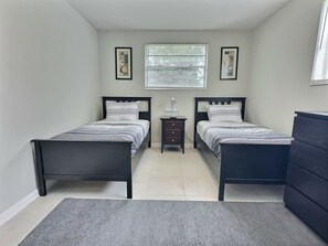 2 habitaciones, escritorio, tabla de planchar con plancha y wifi gratis 