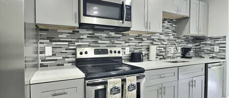 Refrigerador, microondas, horno y parrilla de estufa