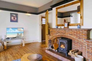 House | Living area | Fireplace - Beautifully Furnished Home - 5 Minutes to the Sea! (Worthing)