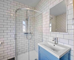 Maison | Salle de bain | Baignoire et douche séparées, baignoire relaxante profonde