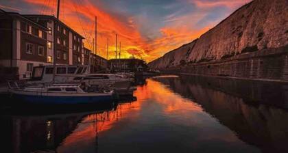 Beautifully Furnished Home - 5 Minutes to the Sea!