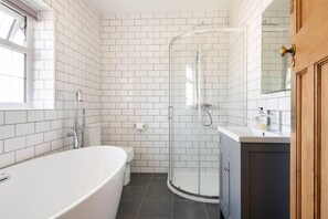 Ferienhaus | Badezimmer | Badewanne und Dusche (separat), Komfortbadewanne, Haartrockner