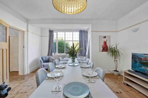 House | Dining - Beautifully Furnished Home - 5 Minutes to the Sea! (Worthing)