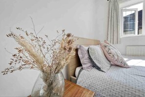 House | 4 bedrooms, iron/ironing board, free WiFi, bed sheets - Beautifully Furnished Home - 5 Minutes to the Sea! (Worthing)