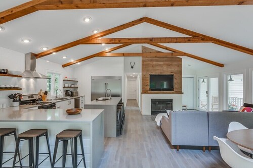 Luxury Estate with 3 Homes, Pool, Hot Tubs, Basketball/Tennis Court near Lake