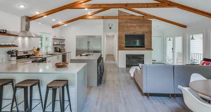 Luxury Estate with 3 Homes, Pool, Hot Tubs, Basketball/Tennis Court near Lake