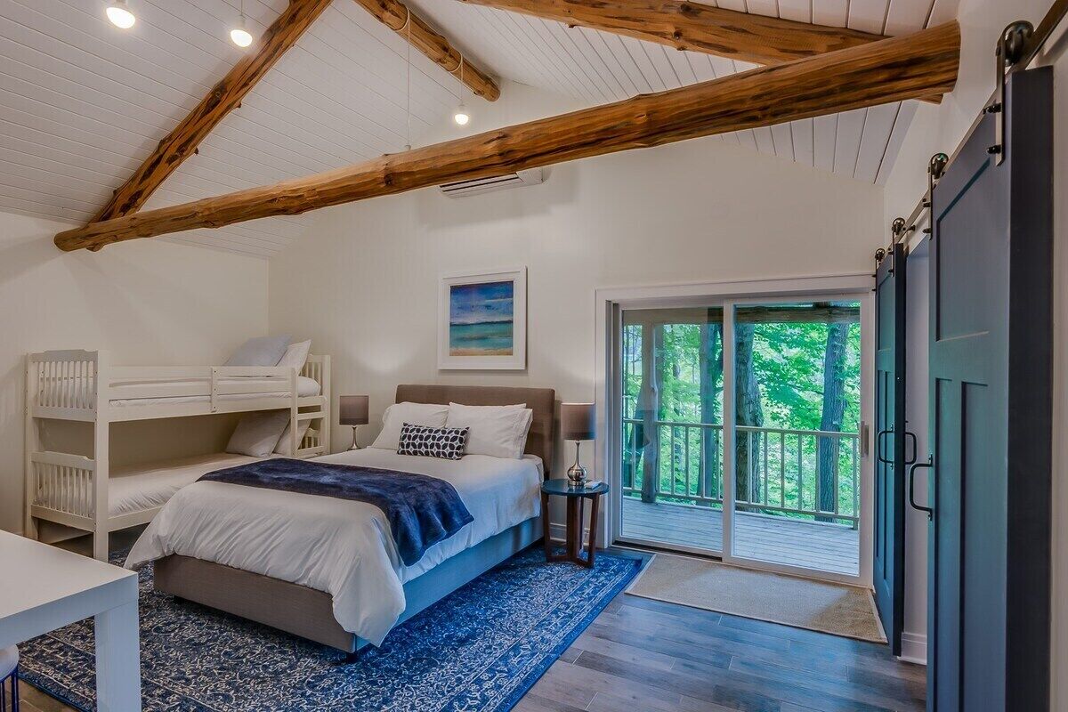 12 Schlafzimmer, Schreibtisch, Bügeleisen/Bügelbrett, Reisekinderbett