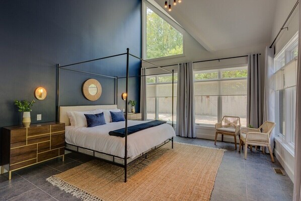 11 Schlafzimmer, Schreibtisch, Bügeleisen/Bügelbrett, Reisekinderbett