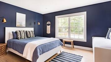 7 quartos, escrivaninha, ferros/tábuas de passar roupa, berço de viagem