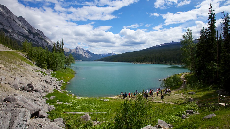 Medicine Lake in Jasper, Alberta | Expedia.ca