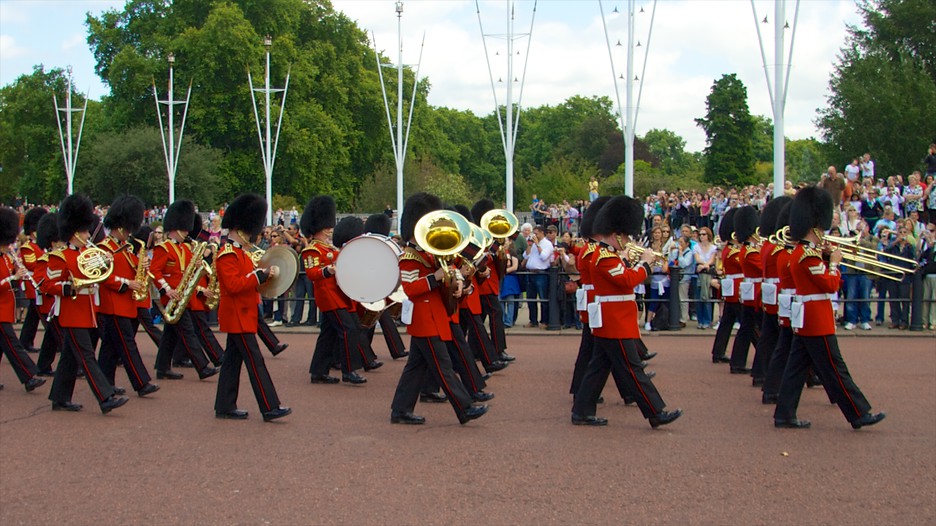 buckingham personals Buckingham palace finally became the principal royal residence in 1837, on the accession of queen victoria, who was the first monarch to reside there her predecessor william iv had died before its completion. buckingham personals Buckingham palace finally became the principal royal residence in 1837, on the accession of queen victoria, who was the first monarch to reside there her predecessor william iv had died before its completion.