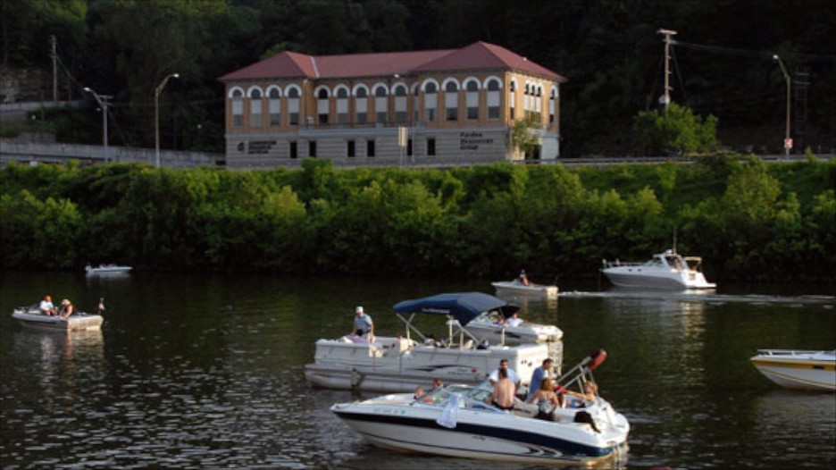 Charleston deals Charleston Vacation Packages. Experience Charleston in a way that is tailored to your preferred vacation style. Whether you're in search of culinary adventures, a golfer ready to hit the links, or a family that enjoys eco adventures, you'll find a Charleston vacation package made just for you.
