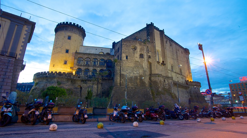 Piazza del Municipio in Naples, Expedia