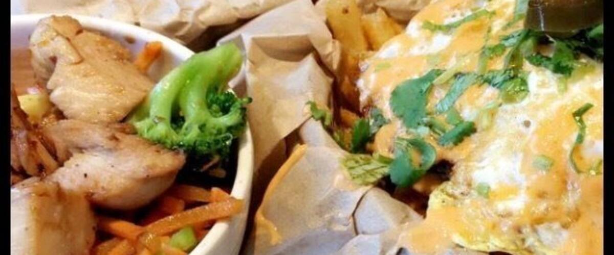 This restaurante reminded me of Chipotle. You can build your own bowl with delicious foods! Here in this picture you can see a children's size bowl with brown rice, broccoli,  carrots, corn and chicken. One egg roll. And the very deliciously spicy kimchi fries with pork. 
All of this for less than $20.