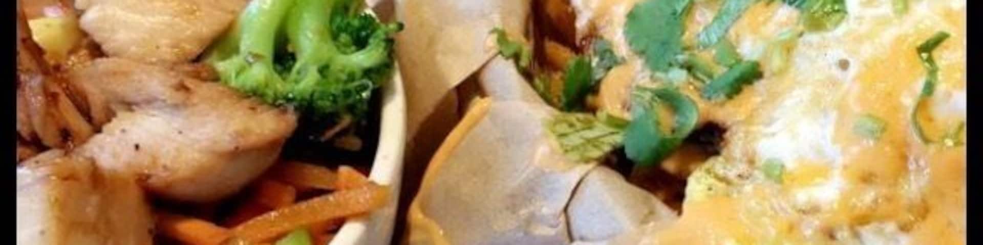 This restaurante reminded me of Chipotle. You can build your own bowl with delicious foods! Here in this picture you can see a children's size bowl with brown rice, broccoli, carrots, corn and chicken. One egg roll. And the very deliciously spicy kimchi fries with pork.
All of this for less than $20.