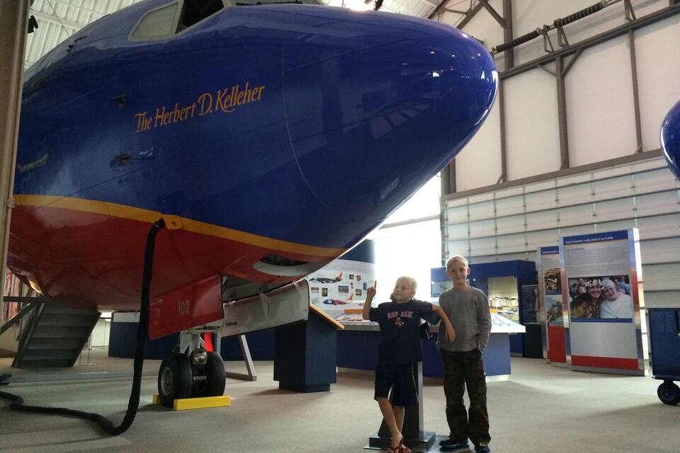 Um avião azul e vermelho com a inscrição 'The Herbert D. Kelleher'.