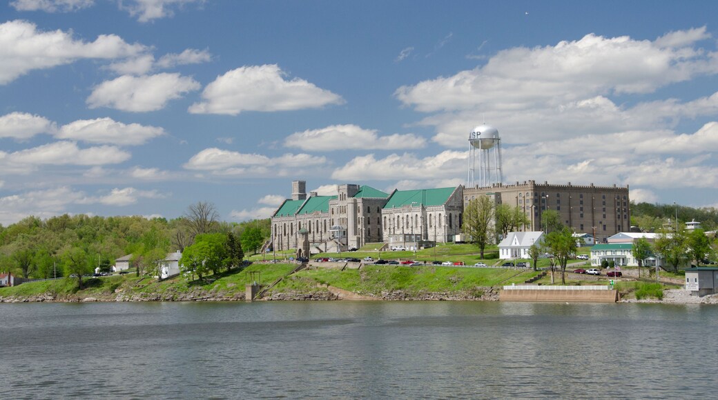 D88J5X Kentucky, Eddyville. Lake Barkley view of historic Kentucky State Penitentiary (aka Castle on the Cumberland) circa 1800's.