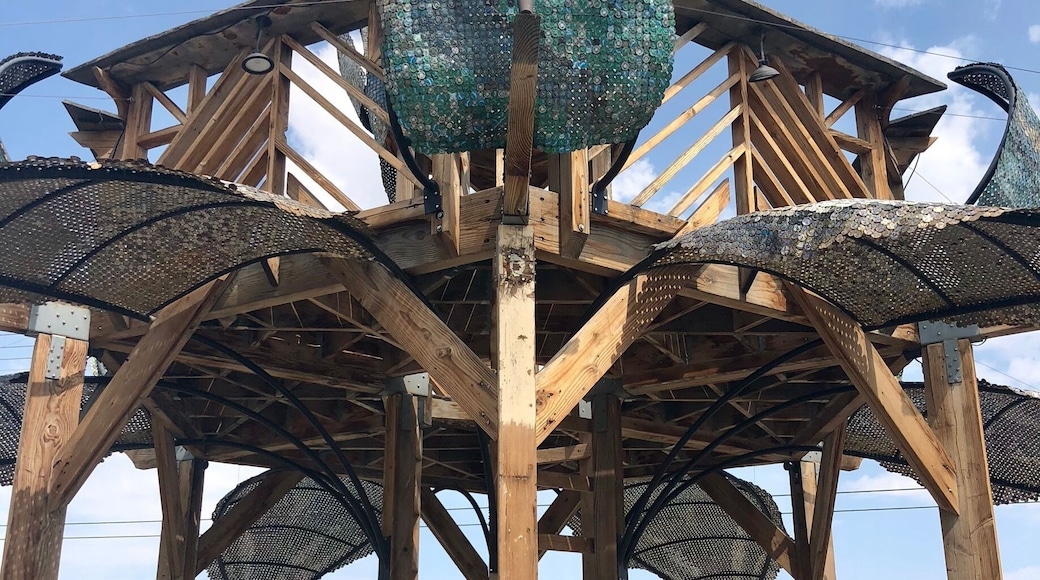 Made of reclaimed wood, steel and 75,000 flattened bottle caps obtained from over 50 bars around the world, this is the bottlecap gazebo.