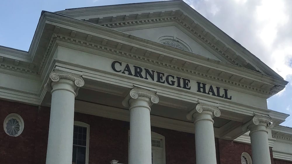La façade du Carnegie Hall, avec ses colonnes et l’inscription « CARNEGIE HALL » au-dessus.