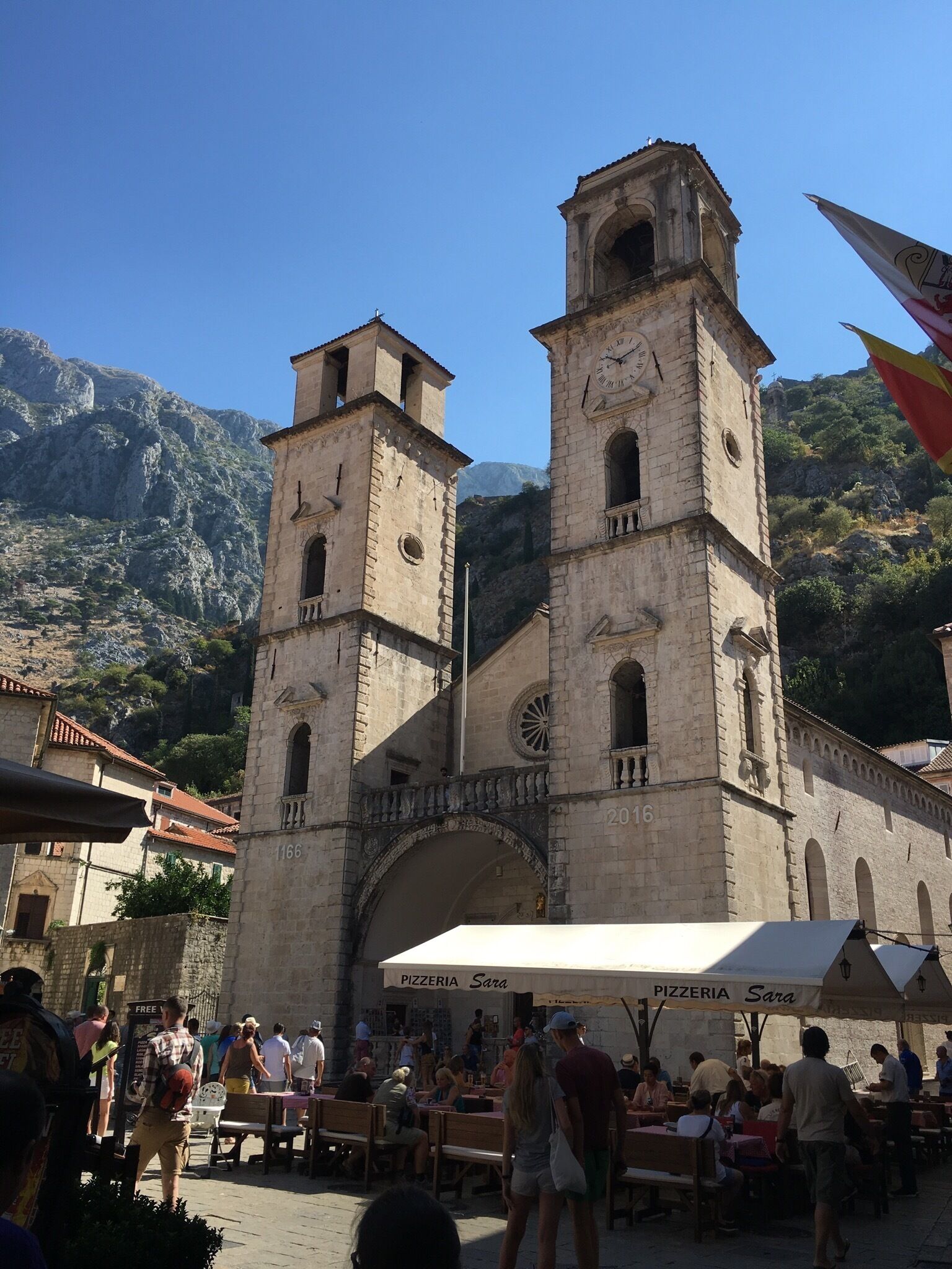 What a surprise ! This is city is really lovely with all the medieval streets and squares. #Kotor #montenegro