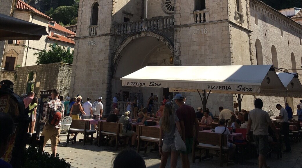 What a surprise ! This is city is really lovely with all the medieval streets and squares. #Kotor #montenegro