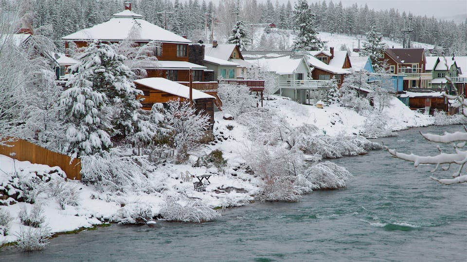 Truckee showing snow, a river or creek and a small town or village