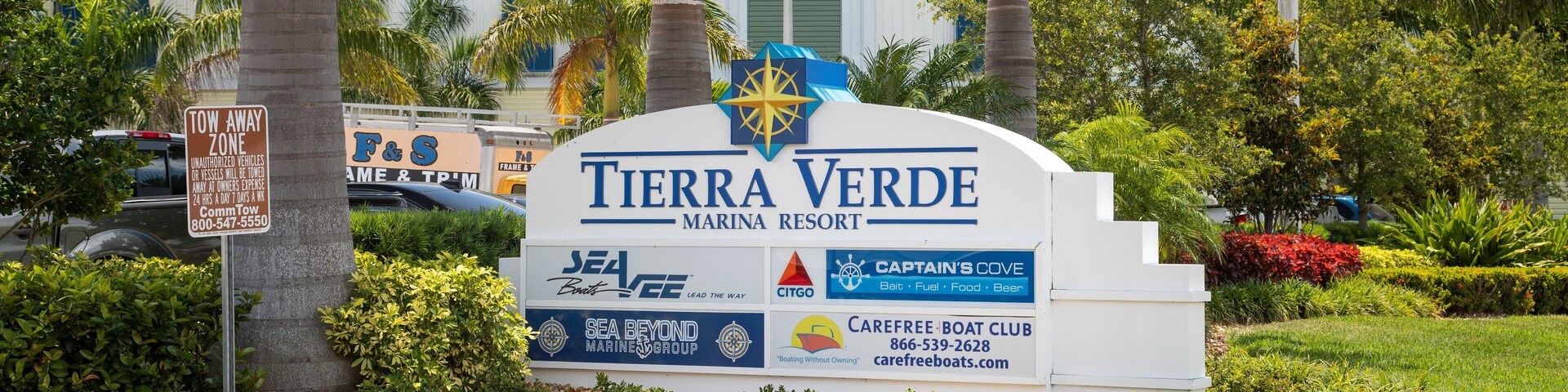 Tierra Verde showing a garden and signage