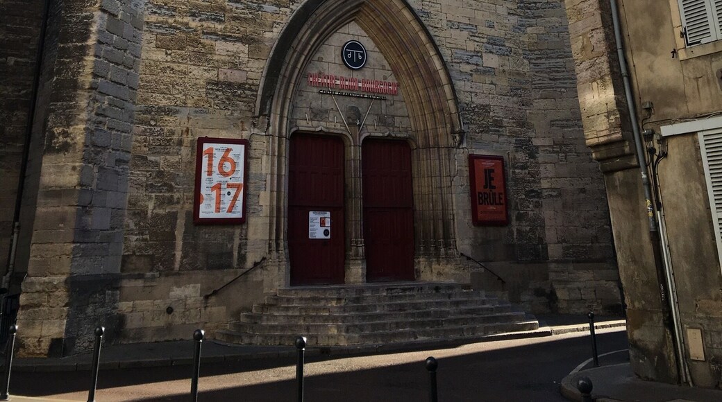 Entrée extérieure du théâtre