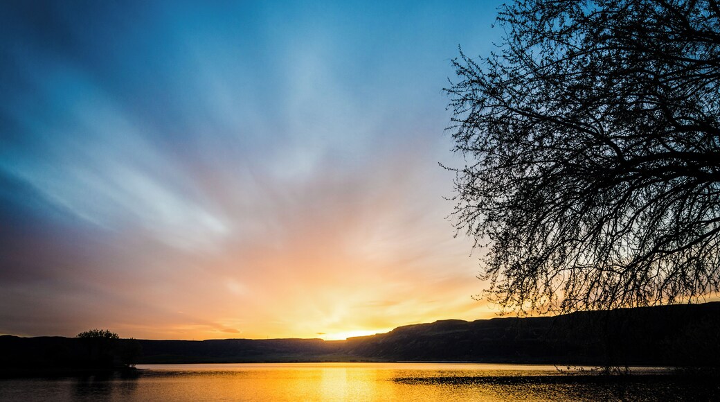 The beautiful landscapes here are even more gorgeous at sunset and sunrise. Accommodation is poor, however. Uncomfortable beds and dirty, shared restrooms. The upside is that you'll be up early enough to watch the sunrise, I guess.
#lifeatexpedia #sunset #Nature