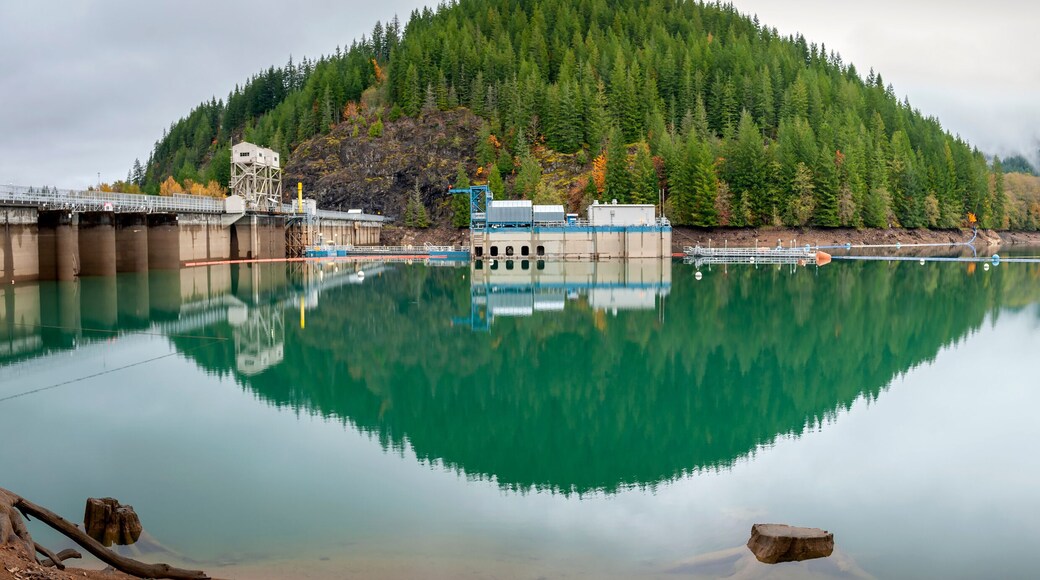 Baker Lake Dam Spanning the Baker River in Northern Washington State. Construction of the dam was finished in 1959 by Puget Sound Energy as part of a power generating scheme.
