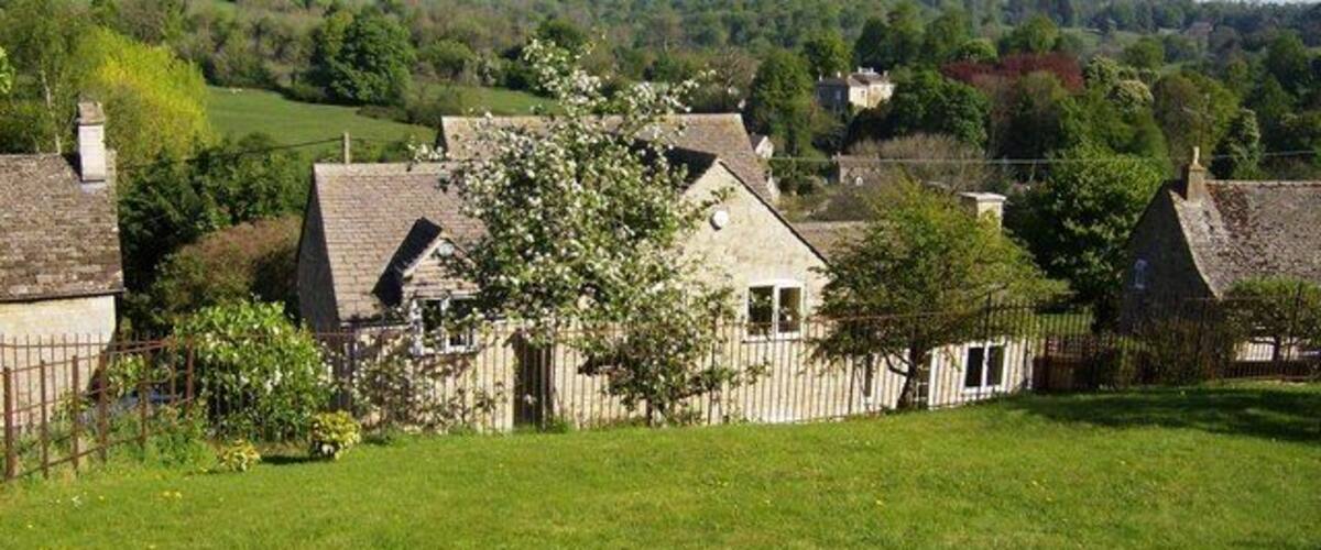 Leaving Avening A footpath heads south from a newer part of Avening. The houses are built to reflect the lie of the land in this quite hilly village.