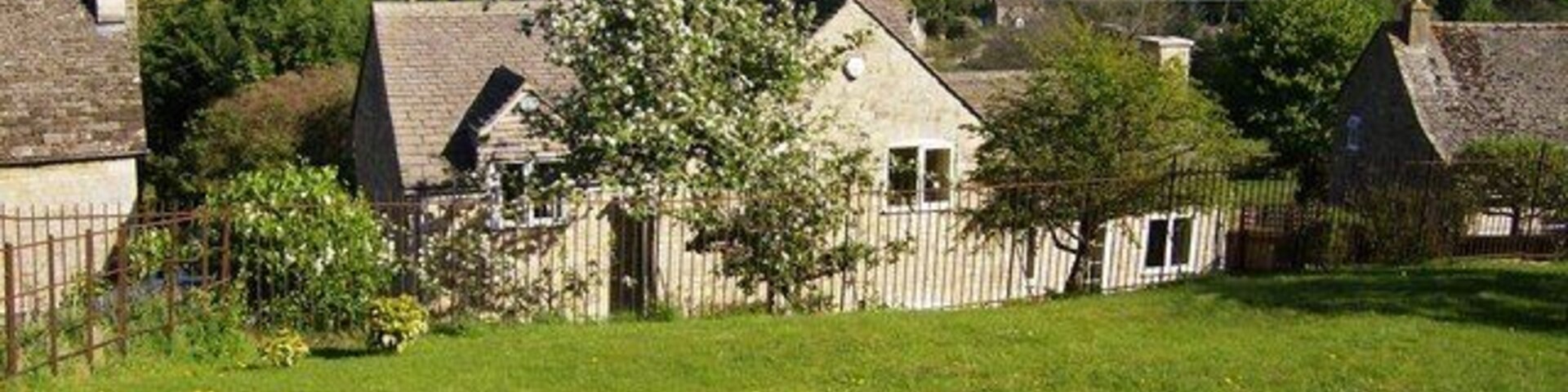 Leaving Avening A footpath heads south from a newer part of Avening. The houses are built to reflect the lie of the land in this quite hilly village.