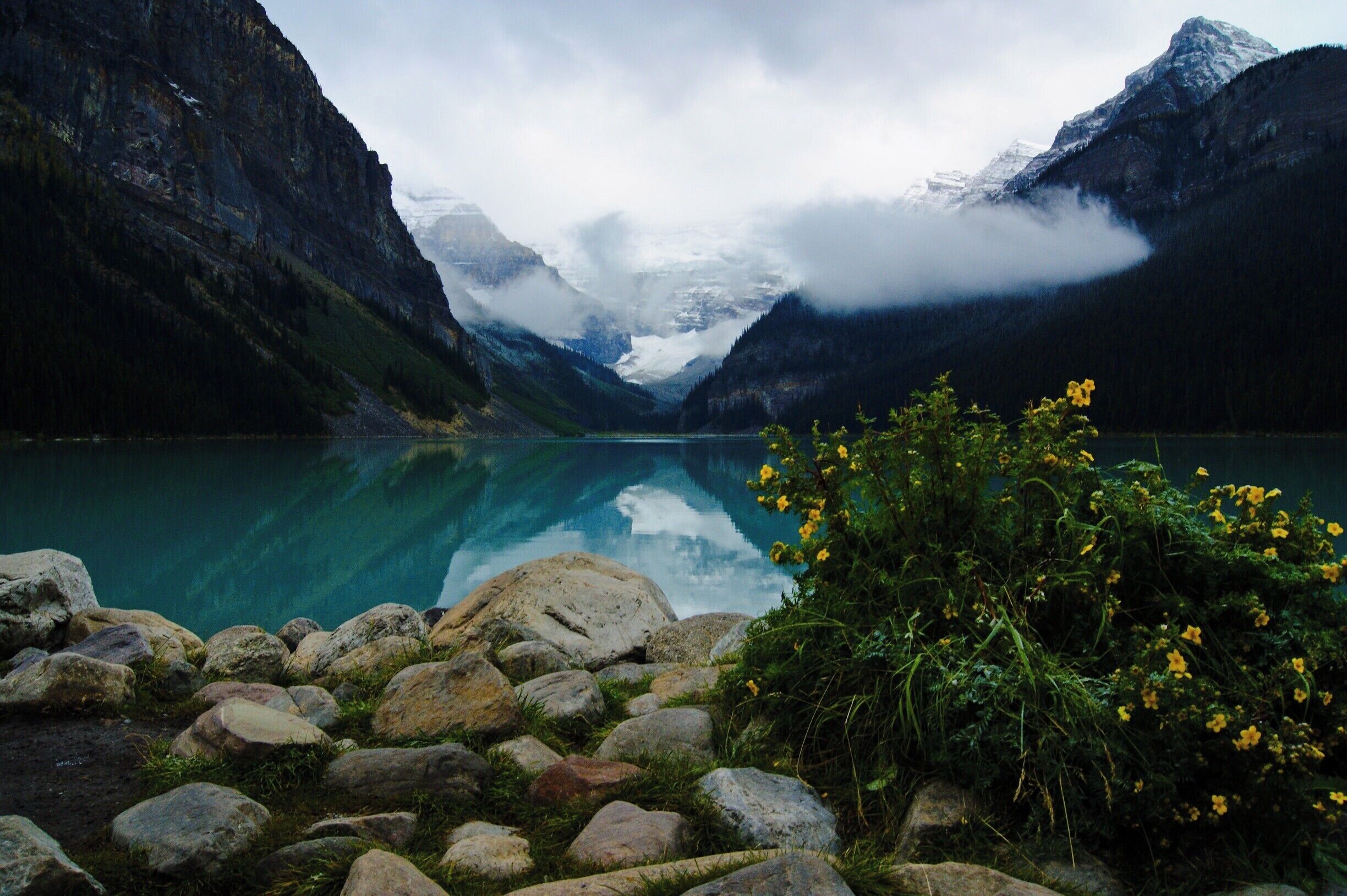 Magnifique Lake Louise qui reflète la Fairview Mountain.