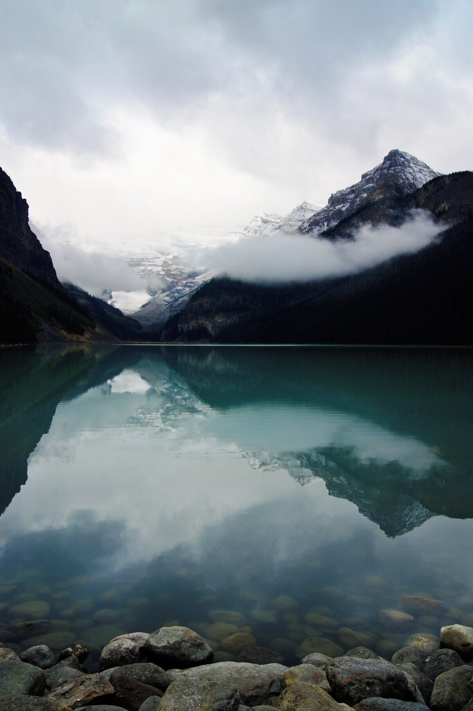 Magnifique Lake Louise qui reflète la Fairview Mountain.