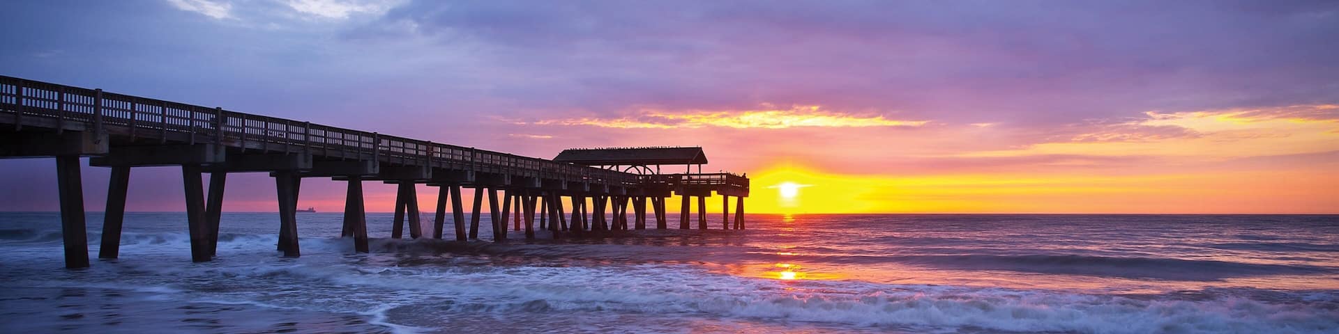Tybee Island presenterar en solnedgÄng, en strand och kustutsikter