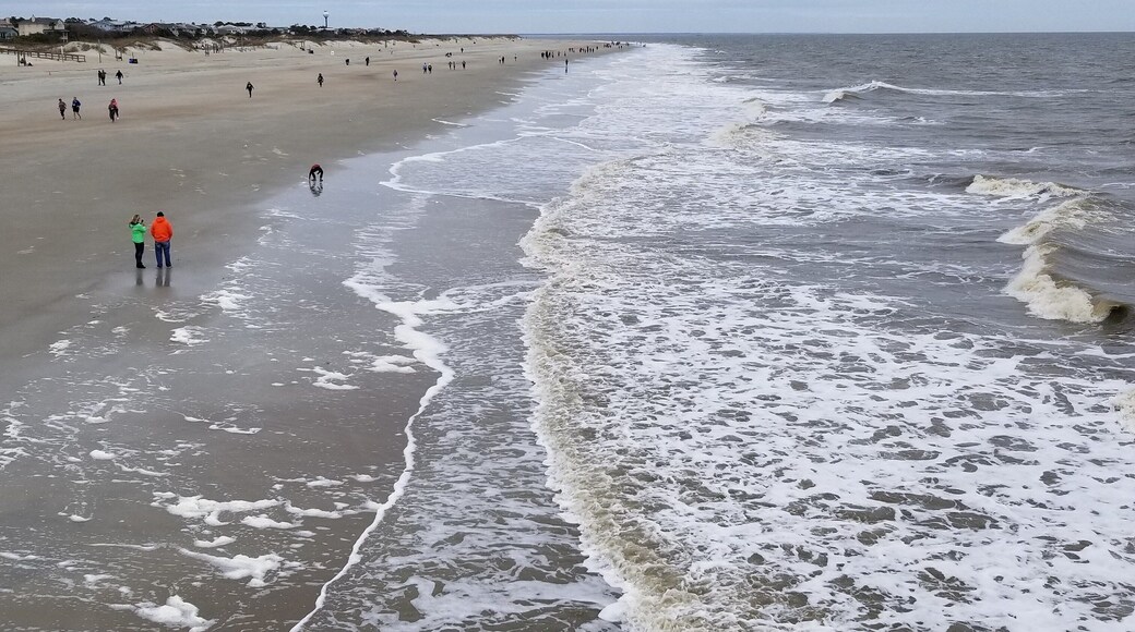 Quiet spot on the pier overlooking the ocean
