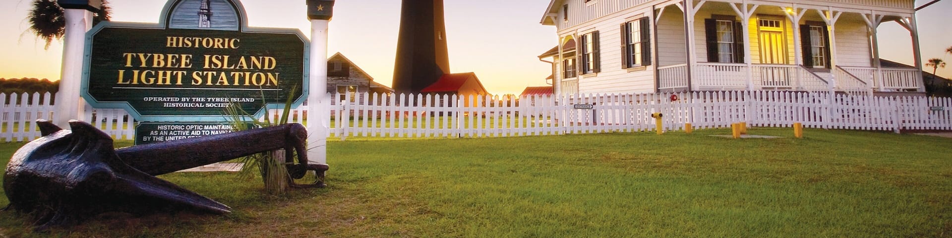 Tybee Island showing a lighthouse, signage and a small town or village