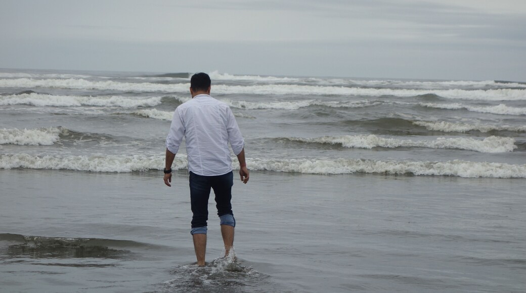 My Husband exploring how cold the water can be on a cloudy beach Day :)
#lifeatexpedia
