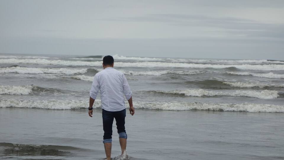 My Husband exploring how cold the water can be on a cloudy beach Day :)
#lifeatexpedia