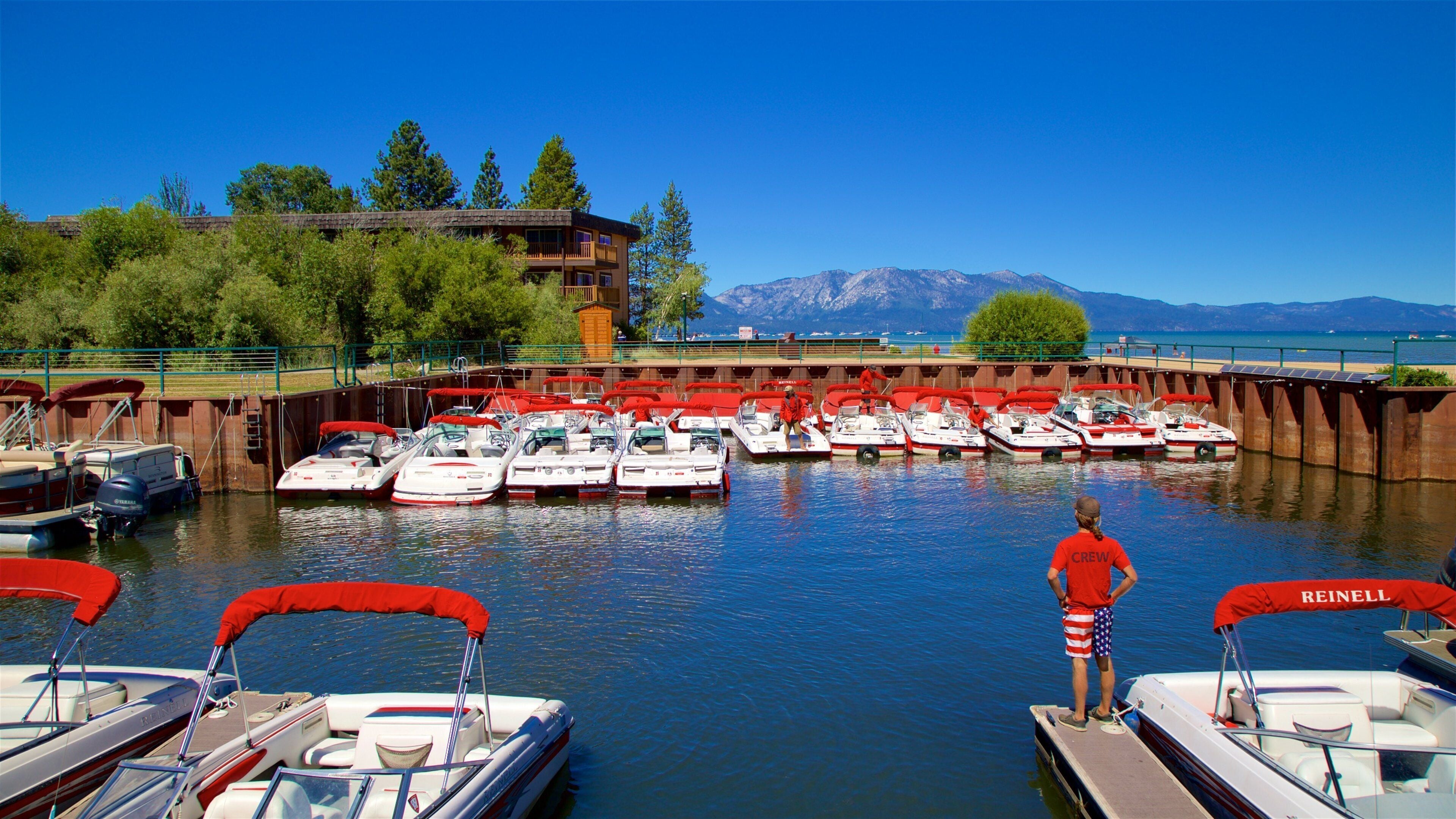 South Lake Tahoe toont een baai of haven en ook een man