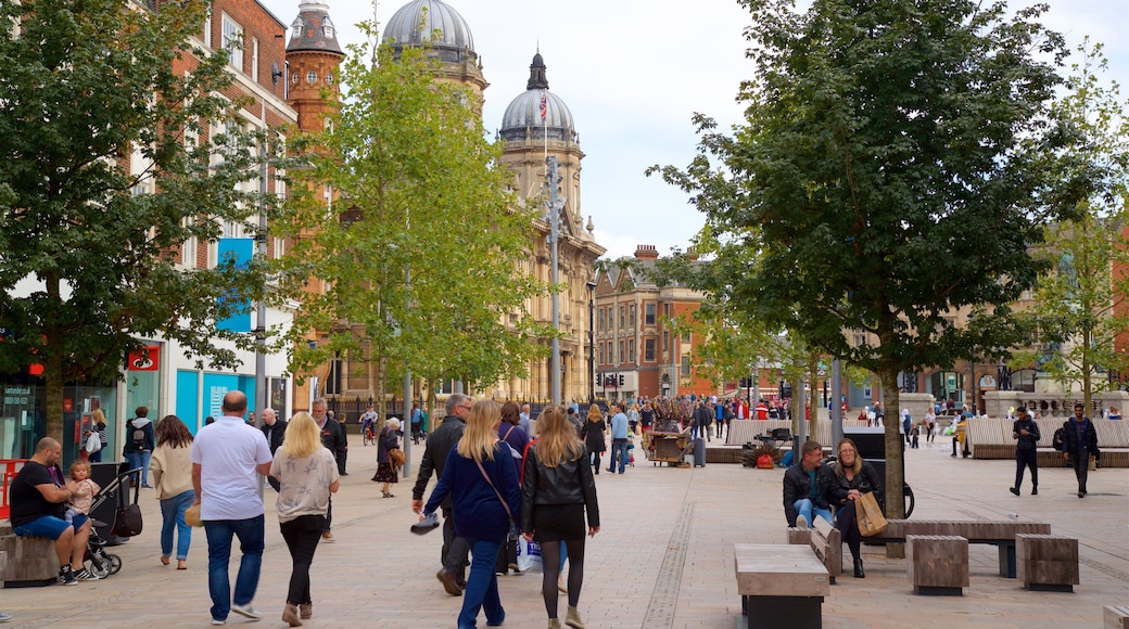 Hull featuring street scenes as well as a large group of people