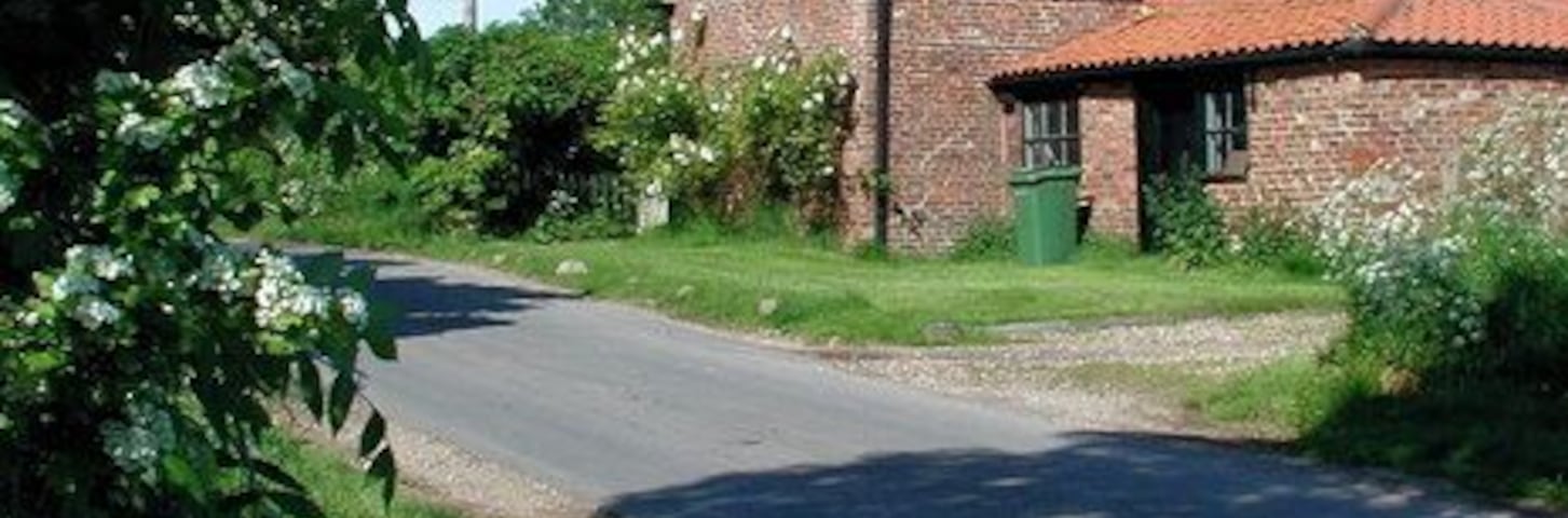 Quaker Road, Owstwick, East Riding of Yorkshire, England. Smithy Garth on the north side of Quaker Road, east of Kenby Farm.