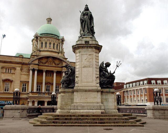 Un monument historique orné de statues, un bâtiment à coupole et présentant une architecture classique.