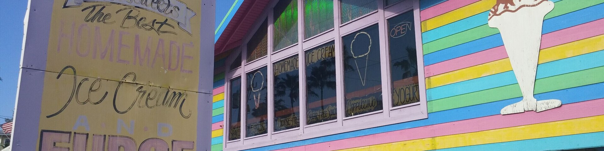 The playful, colorful exterior of Joe's Eats & Sweets is a harbinger of the fun and deliciousness to be had inside!
A great choice of ice cream flavors, hand-dipped, soft serve, sorbets, sundaes, frozen bananas, frozen cake/pies slices on a stick, sodas, etc...
Joe's Eats & Sweets doesn't simply bank on location for success, these desserts are top notch!