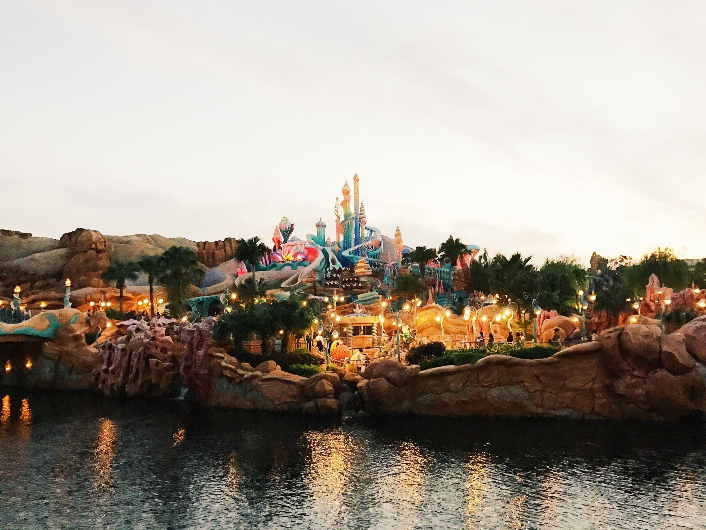 Tip: Tokyo DisneySea sells discounted admission tickets after 6pm 🙌🏽 #lifeatexpedia #onabudget