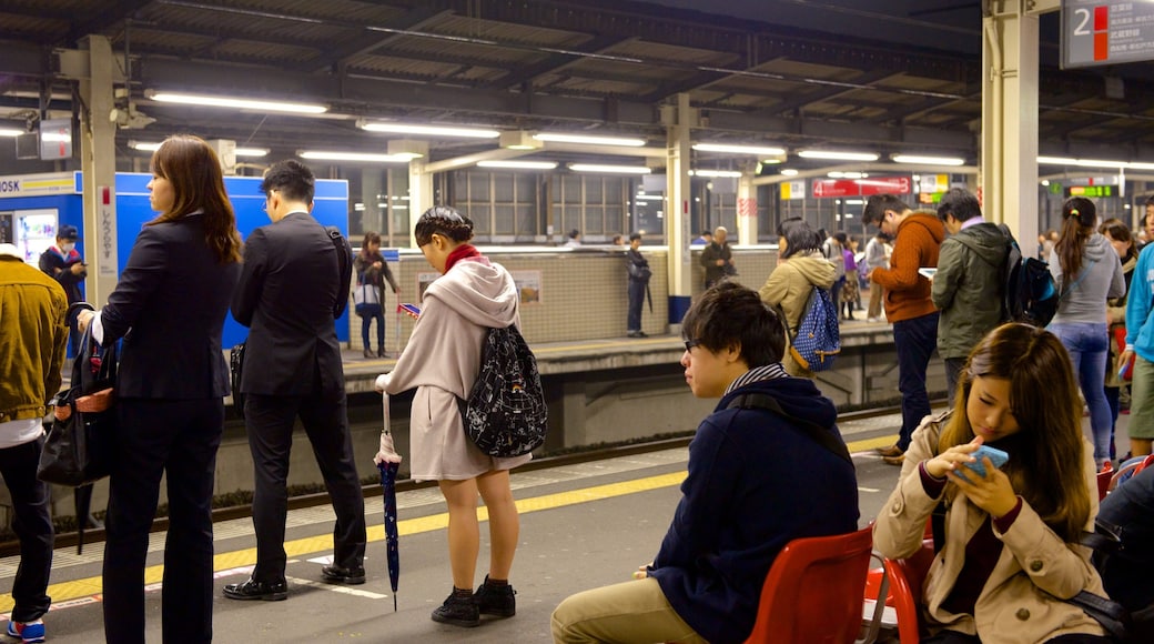 Urayasu das einen Eisenbahnbetrieb sowie große Menschengruppe