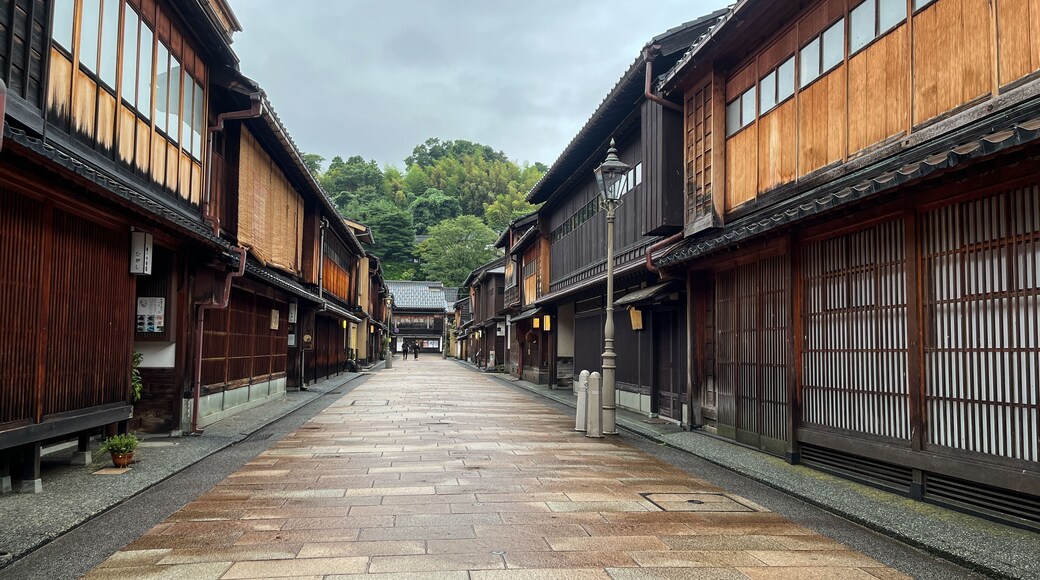 雨上がりの静けさに包まれた東茶屋街の町並み(金沢の観光名所)