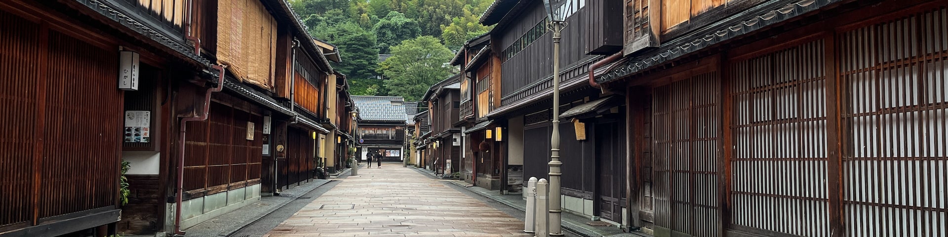雨上がりの静けさに包まれた東茶屋街の町並み(金沢の観光名所)