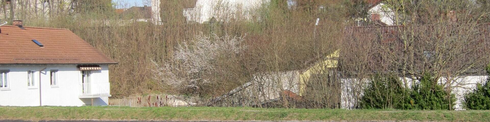 Blick über den Mittlere-Isar-Kanal auf die Kirche St. Valentin in Unterföhring